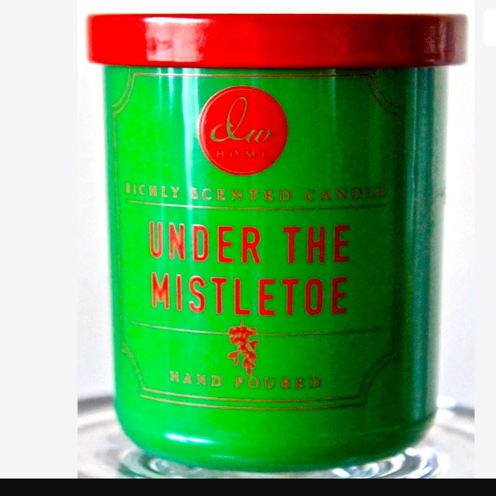 DW HOME UNDER THE MISTLETOE CANDLE RICHLY SCENTED NEW